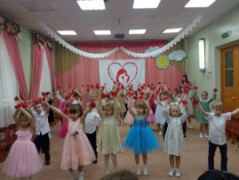поздравляем мам танцем.